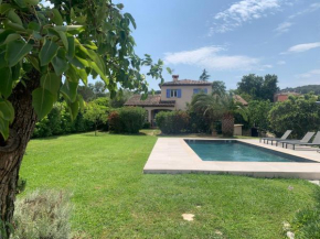 Studio neuf avec piscine et jardin